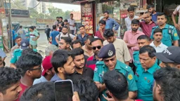 বাস ভাঙচুর: আইইউবিএটি ছাত্রদলের বিক্ষোভ, ঢাকা কলেজকে ক্ষমা চাওয়ার দাবি