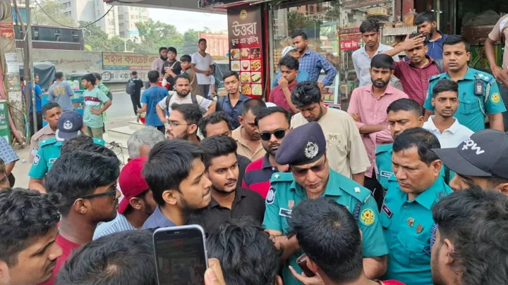 বাস ভাঙচুর: আইইউবিএটি ছাত্রদলের বিক্ষোভ, ঢাকা কলেজকে ক্ষমা চাওয়ার দাবি