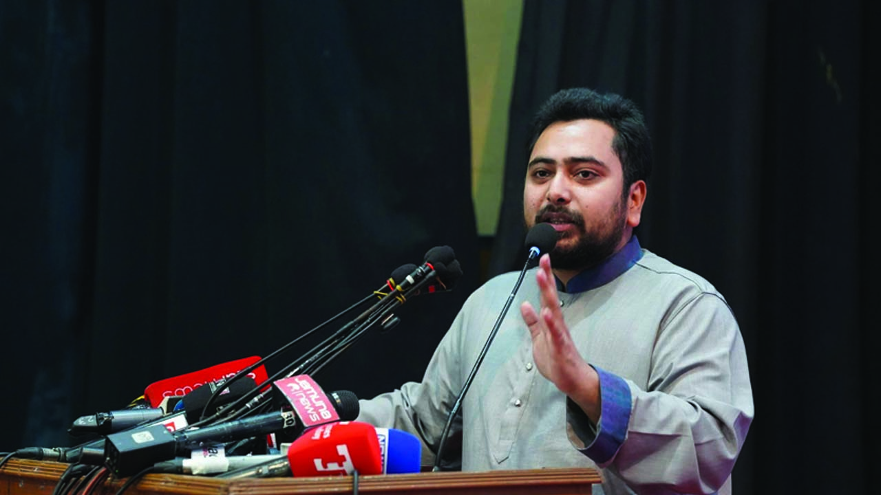 বালুর ট্রাক দিয়ে রাস্তা আটকে রাখা শেখ হাসিনার কপি