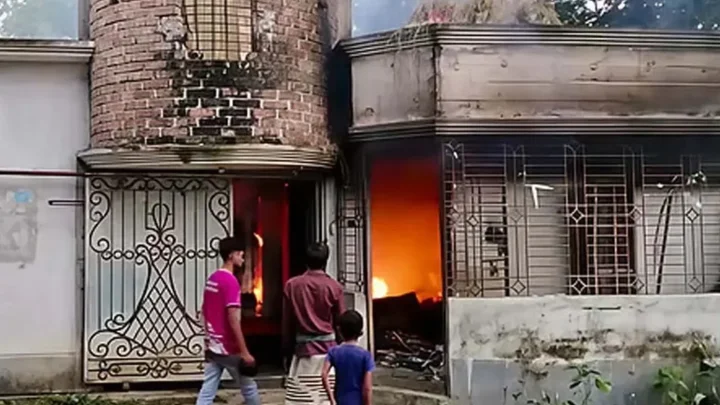 ছাত্রীকে ধর্ষণচেষ্টার খবরে মহিলা মাদ্রাসায় আগুন, শিক্ষক আটক