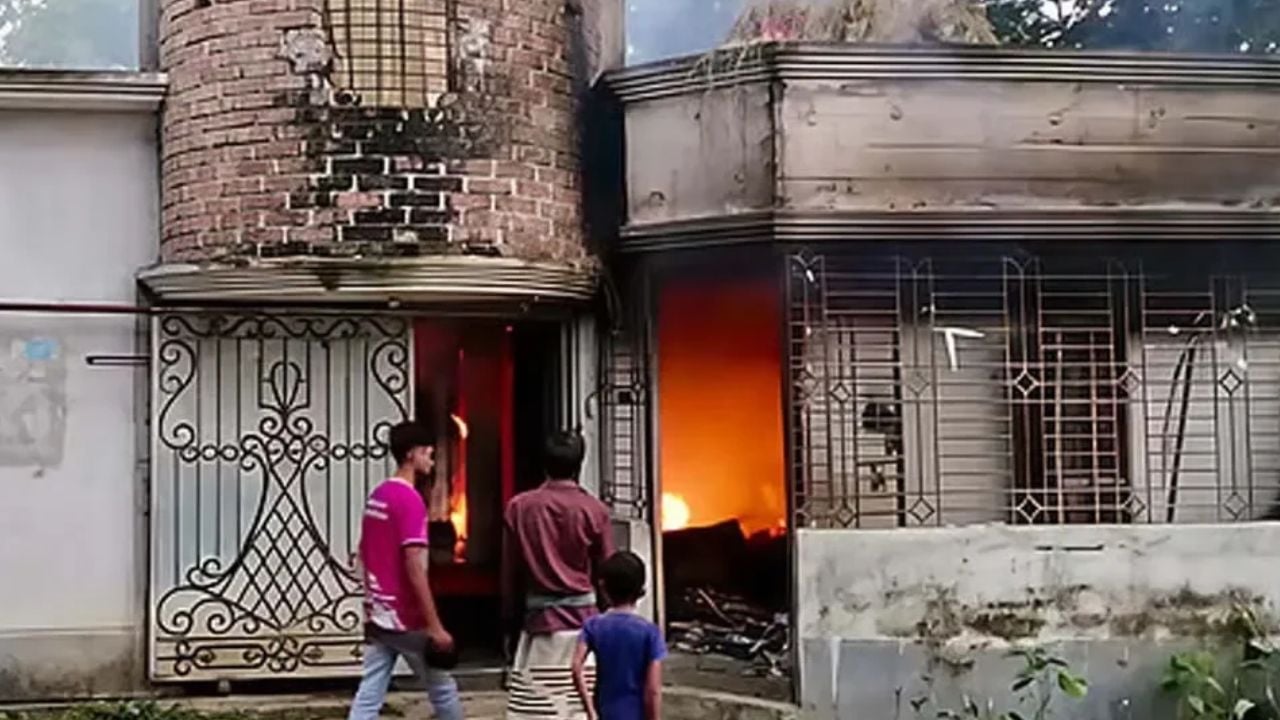 ছাত্রীকে ধর্ষণচেষ্টার খবরে মহিলা মাদ্রাসায় আগুন, শিক্ষক আটক