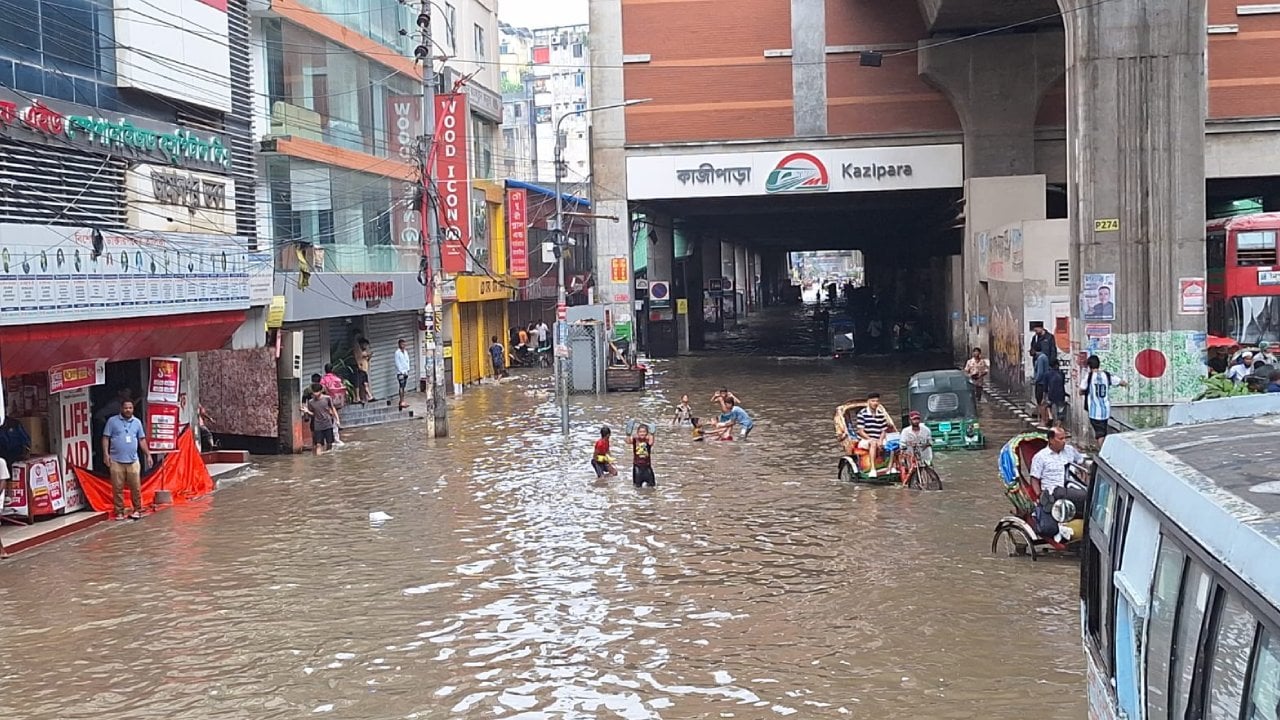 কাজীপাড়া-শেওড়াপাড়ায় হাঁটুপানি, চরম দুর্ভোগে মিরপুরবাসী