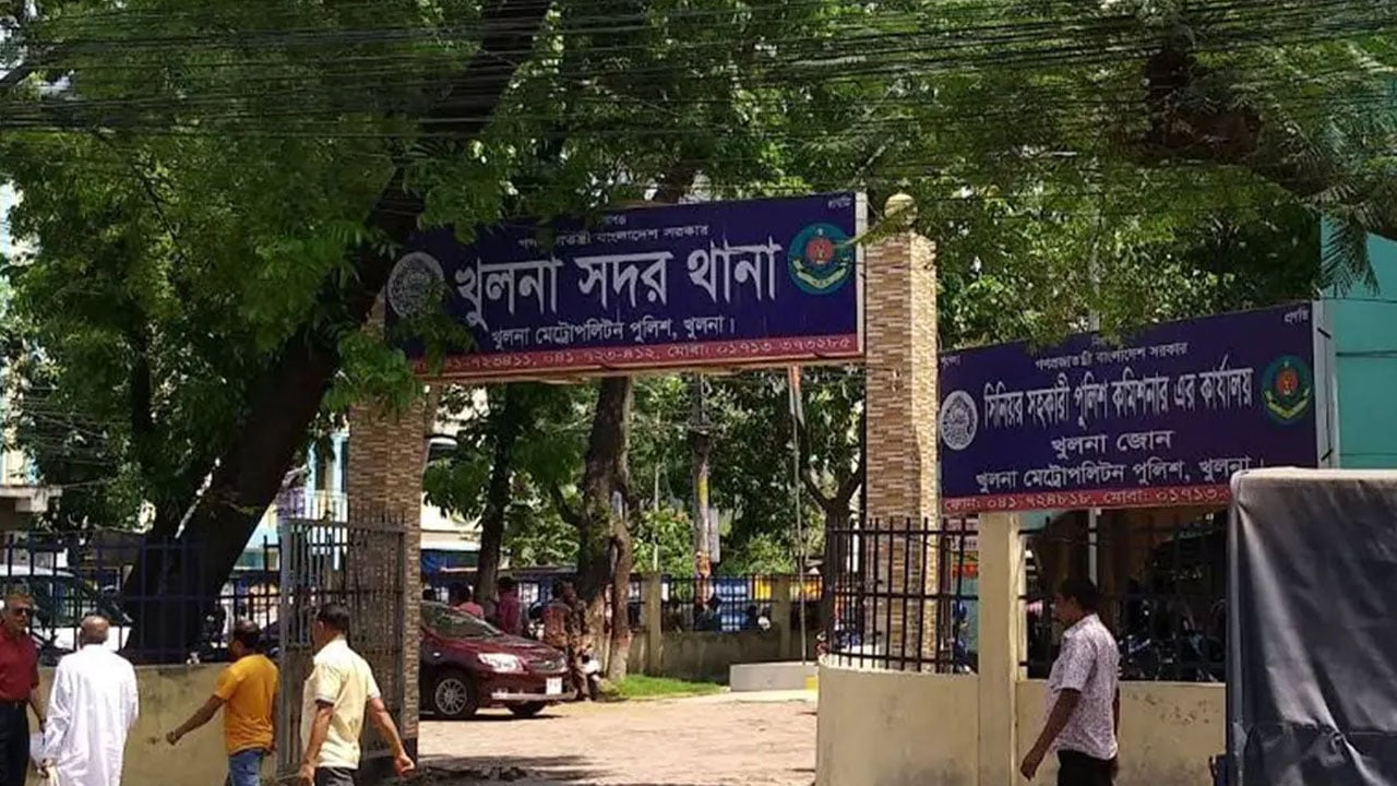 খুলনায় সাংবাদিকদের লক্ষ্য করে গুলি