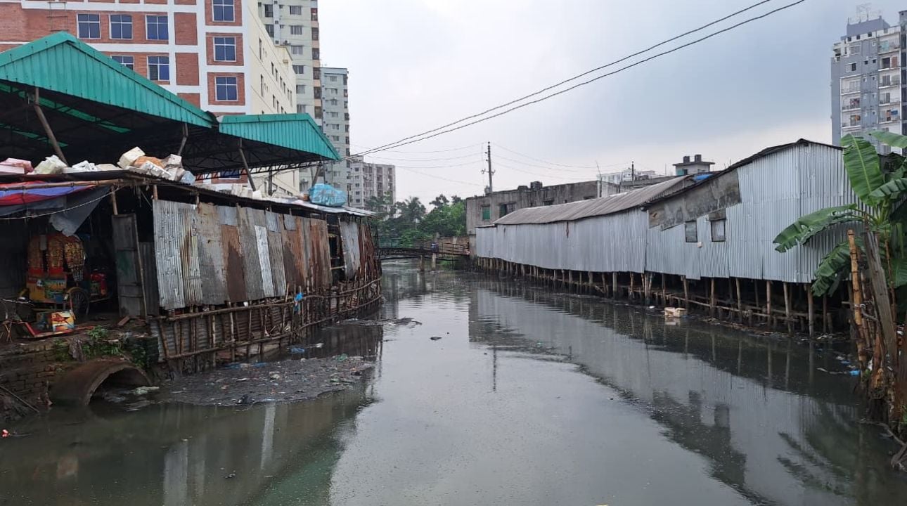 দীর্ঘদিন ধরে ময়লা-আবর্জনা ও বর্জ্য ফেলার কারণে বাইশটেকি খালের পানি কালচে হয়ে গেছে। পানি পজে দুর্গন্ধ ছড়াচ্ছে। ছবি: সিজেডএন টোয়েন্টিফোর