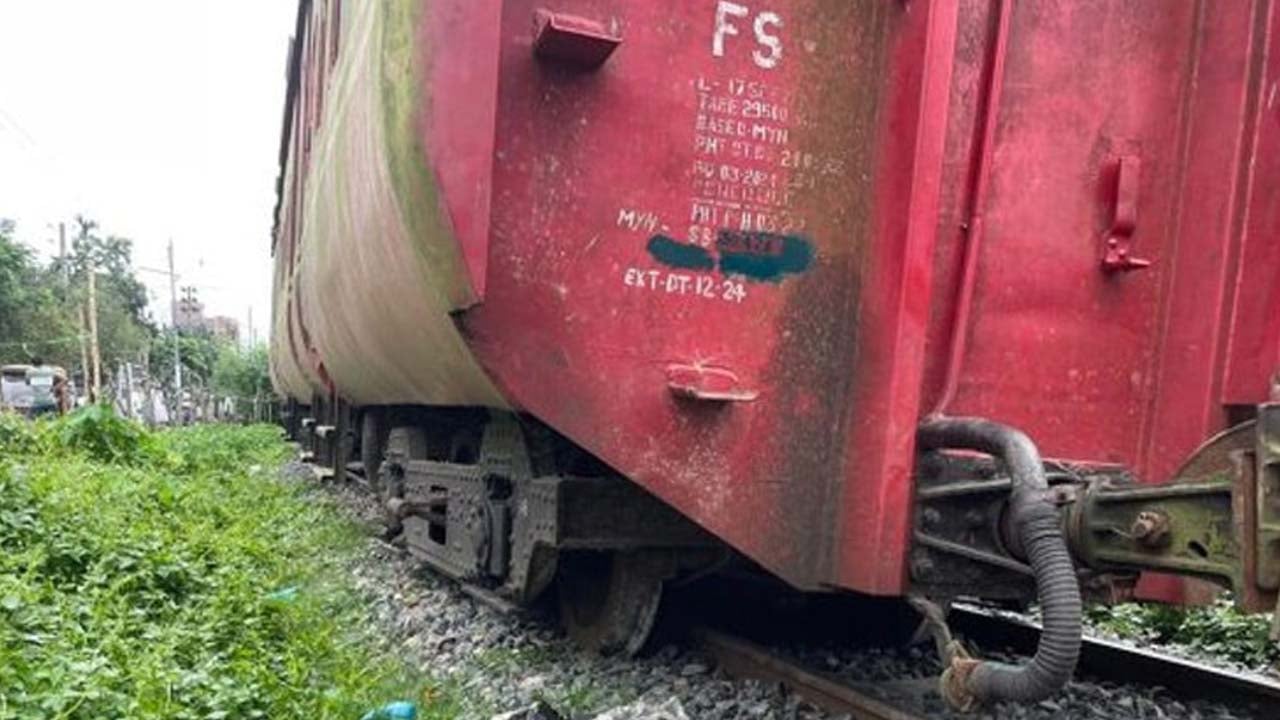 ব্রহ্মপুত্র এক্সপ্রেস উদ্ধারে আসা ‘রিলিফ ট্রেন’ও লাইনচ্যুত