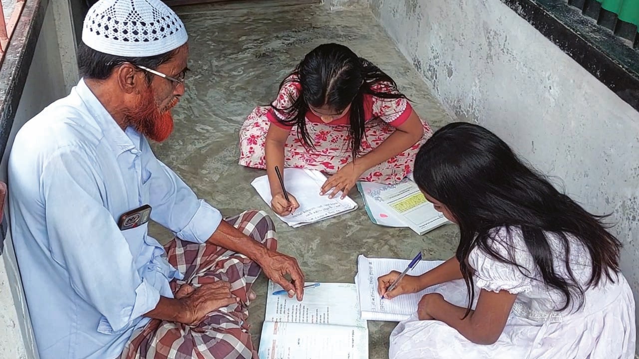 প্রাইভেট পড়ানোর আয় দিয়েই চলে মোক্তার হোসেনের সংসার। ছবি: সিজেডএন টোয়েন্টিফোর