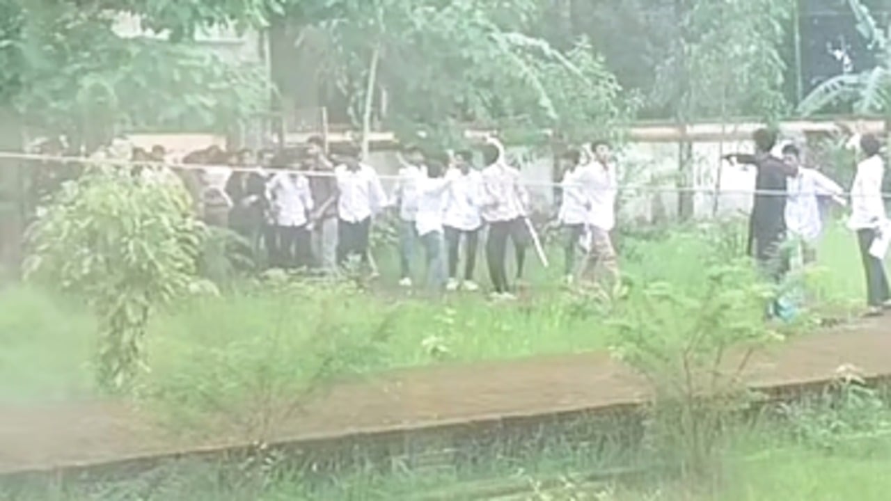 নকলের সুযোগ না দেওয়ায় পরীক্ষা শেষে কেন্দ্রে ভাঙচুর