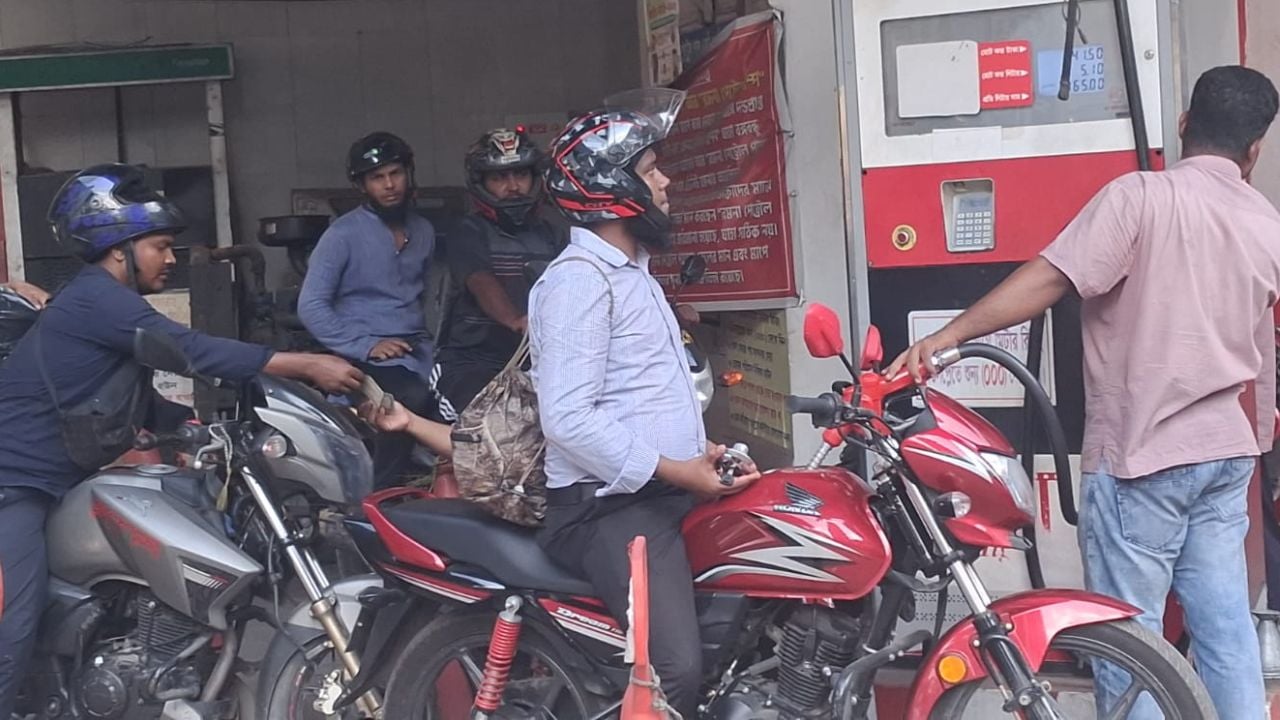 ‘জ্বালানি তেলের দাম এভাবে বাড়লে হেটে চলতে হবে’