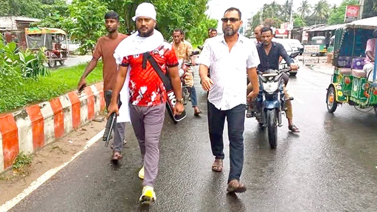 অস্ত্র হাতে সাবেক ছাত্রদল নেতার মহড়া