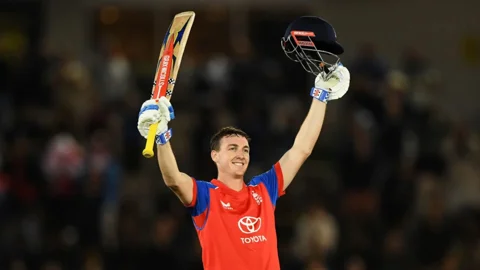 ঝোড়ো সেঞ্চুরিতে রেকর্ড গড়লেন ব্রুক