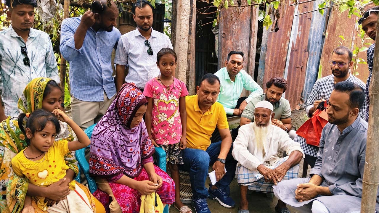 এতিম পাঁচ কন্যার পরিবারের সঙ্গে ‘আমরা বিএনপি পরিবার’-এর প্রতিনিধি দল