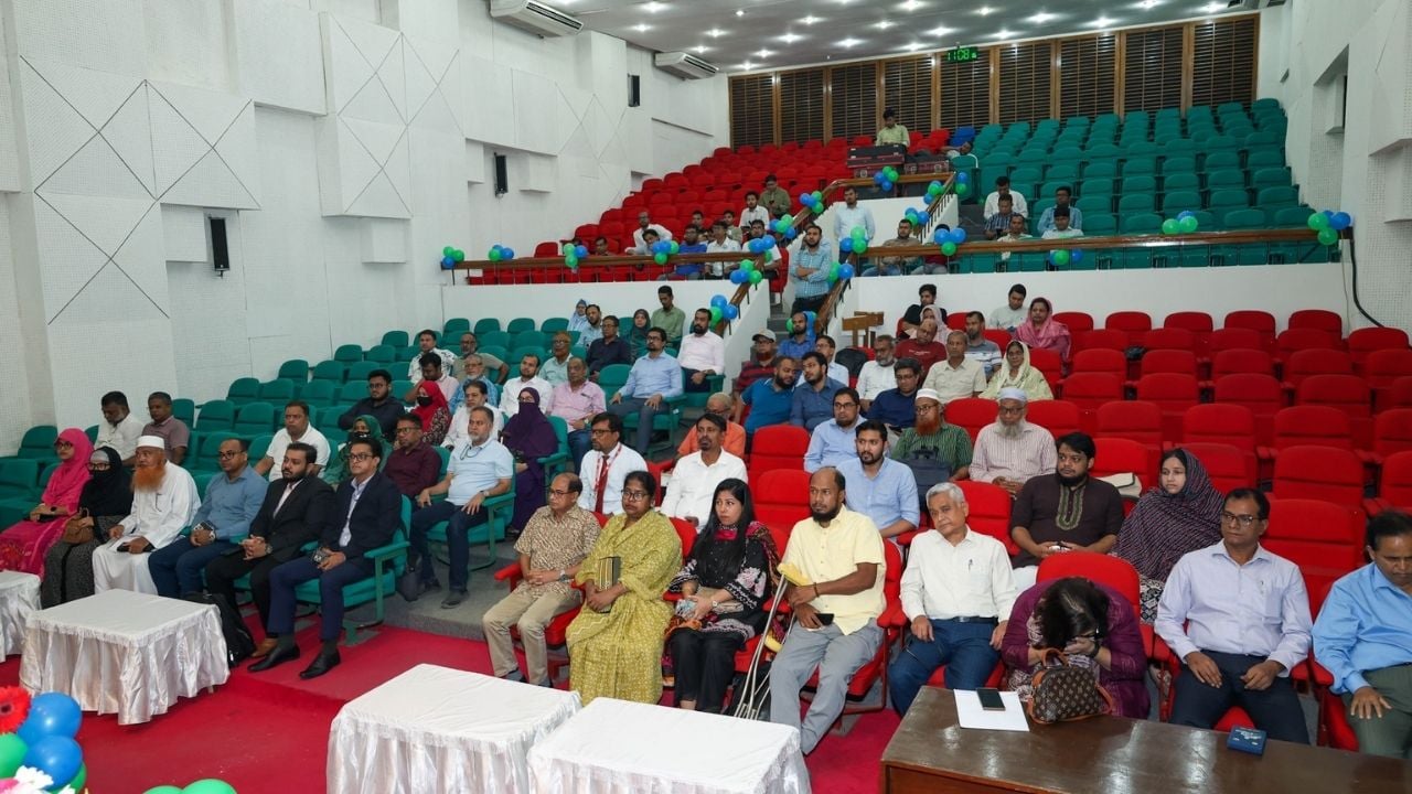 ফ্ল্যাট বরাদ্দপ্রাপ্তদের উপস্থিতিতেই এ লটারি অনুষ্ঠিত হয়।
