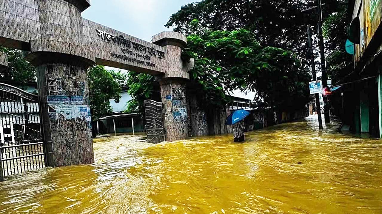 চট্টগ্রামে কমছে বন্যার পানি, ভেঙে পড়েছে যোগাযোগ ব্যবস্থা