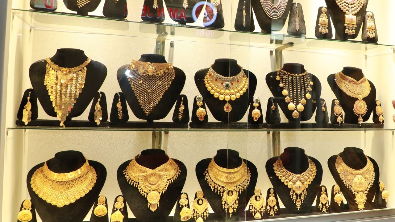 স্বর্ণের দাম ভরিতে বাড়লো ২২১৬