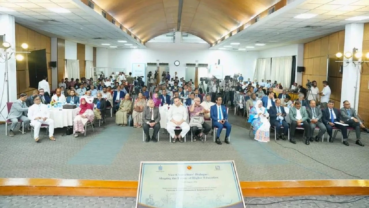 সংলাপে বিভিন্ন পাবলিক ও বেসরকারি বিশ্ববিদ্যালয়ের উপাচার্য, ইউজিসি সদস্য এবং উচ্চশিক্ষা সংশ্লিষ্ট ব্যক্তিরা উপস্থিত ছিলেন। ছবি: সিজেডএন টোয়েন্টিফোর
