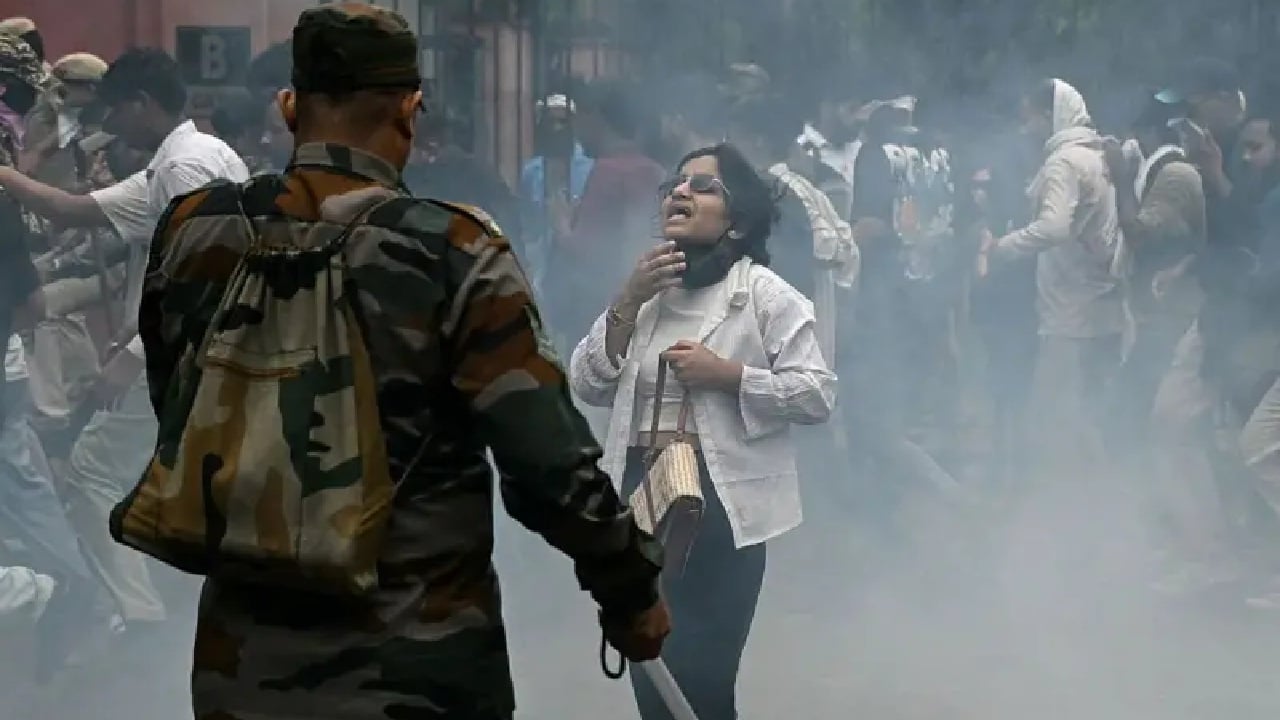 কাঁদানে গ্যাসের মাঝেও পুলিশের মুখোমুখি এক আন্দোলনকারী