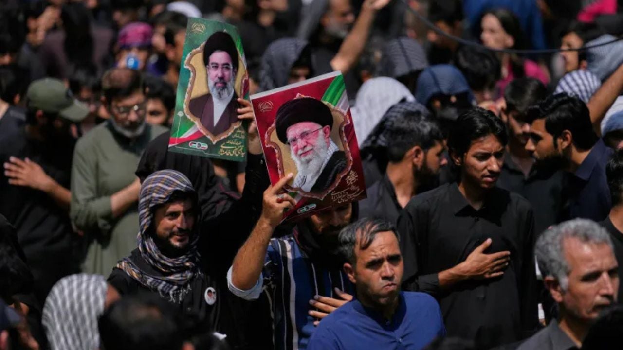 খামেনির জানাজায় অংশ নিতে তেহরানের রাস্তায় লাখো জনতা