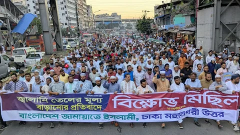‘তেল দে, গ্যাস দে, নয়তো গদি ছেড়ে দে’: মহাখালীতে জামায়াতের মিছিল
