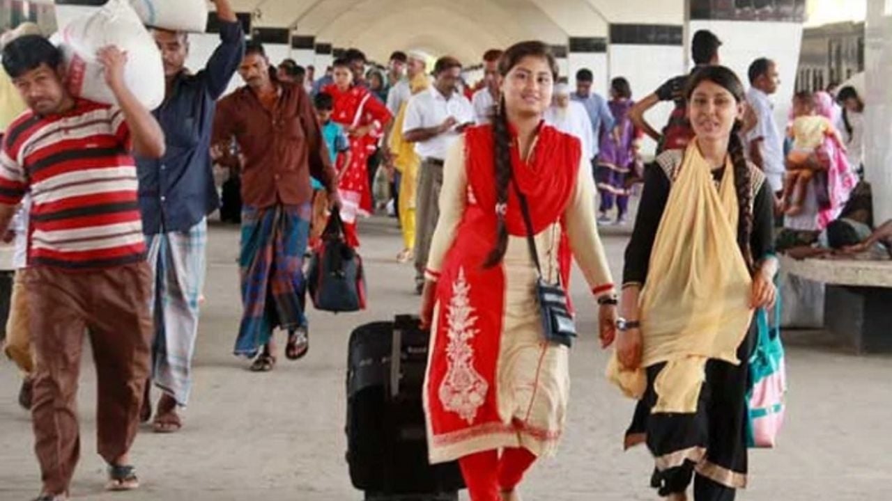 ঈদ শেষে ঢাকায় ফিরছে কর্মজীবী মানুষ