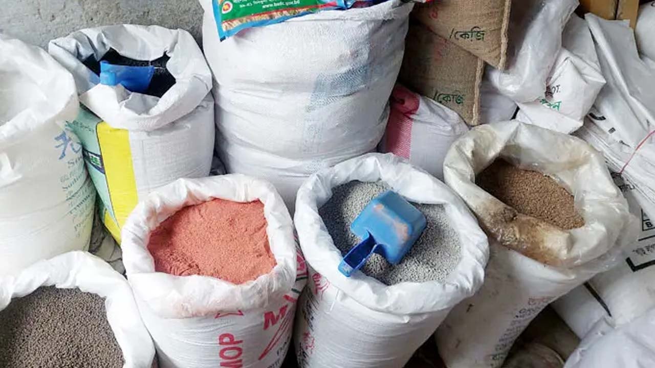 সার নিয়ে দুশ্চিন্তায় কৃষক, প্রতি বস্তায় বাড়তি ৬০০ টাকা 
