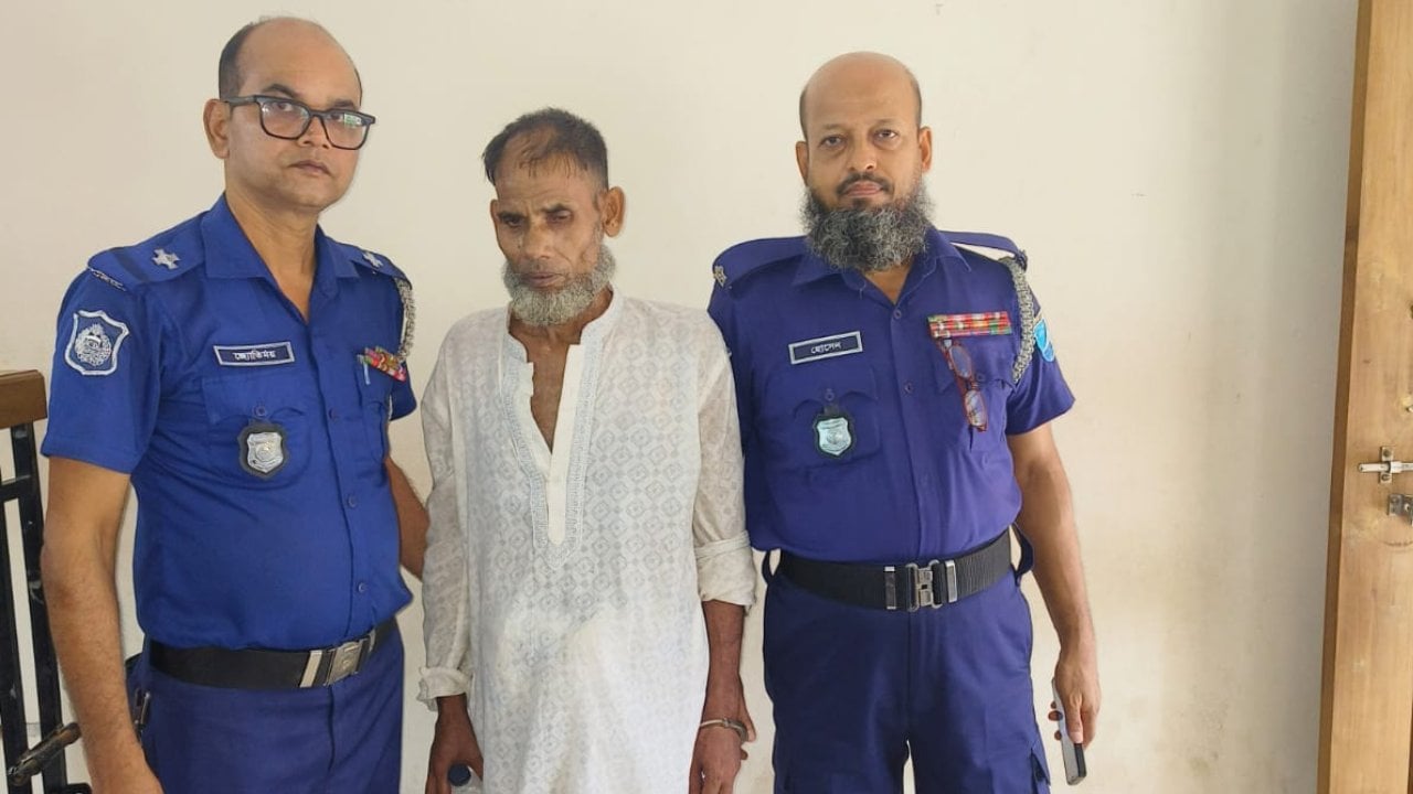 আদালতে হাজিরা দিতে আসা আসামির ব্যাগে গাঁজা