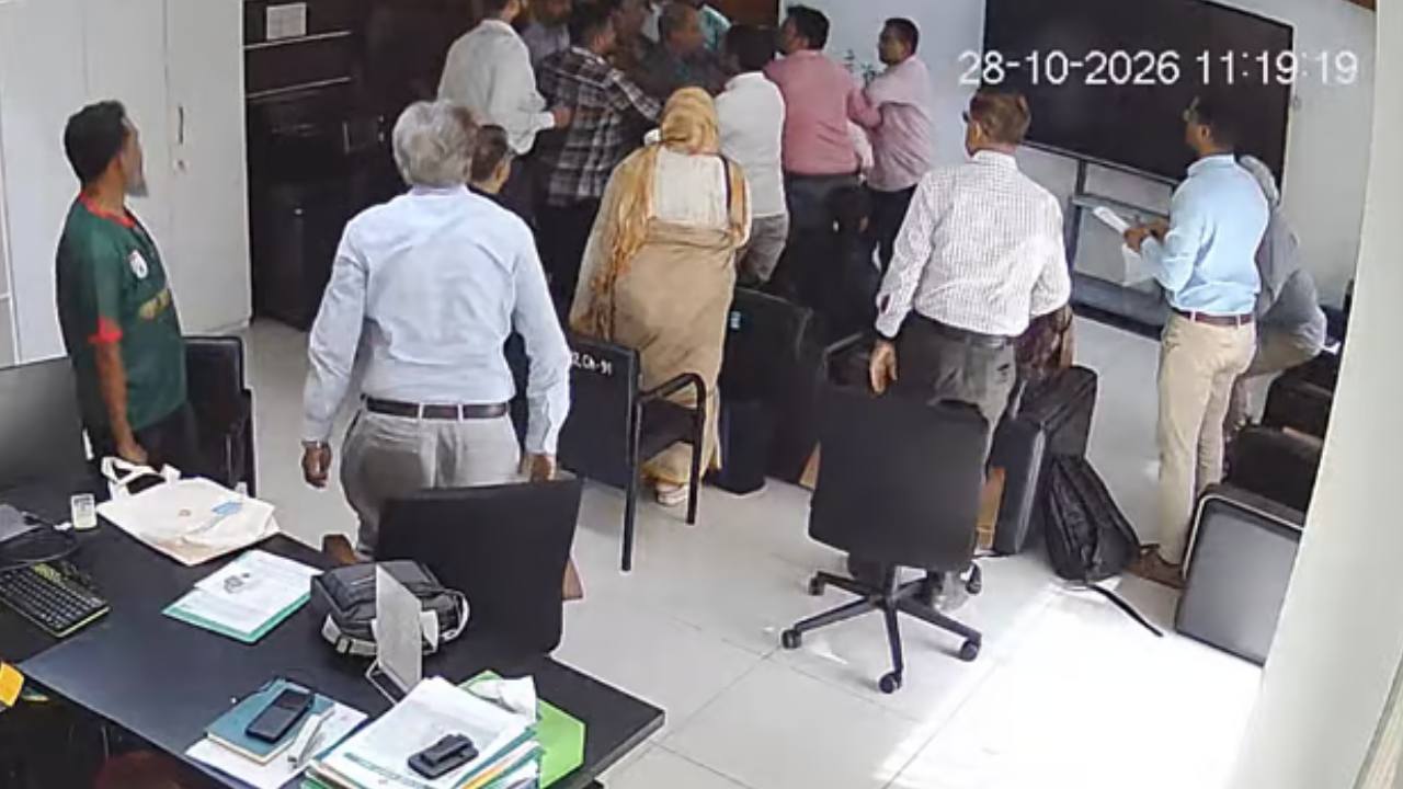 আইইডিসিআর কার্যালয়ে ঢুকে পরিচালককে মারধর, অভিযোগ ড্যাবের বিরুদ্ধে