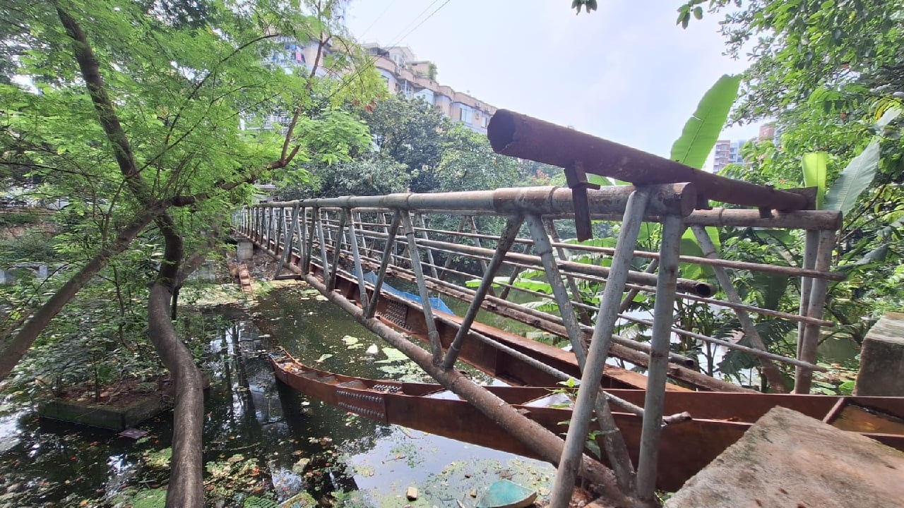 সংস্কারের মাঝেই ধসে পড়ল ধানমন্ডি লেকের সেতু
