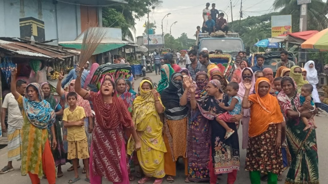 বিএম কলেজ ছাত্রদল নেতাকর্মীদের বিরুদ্ধে ঝাড়ু মিছিল