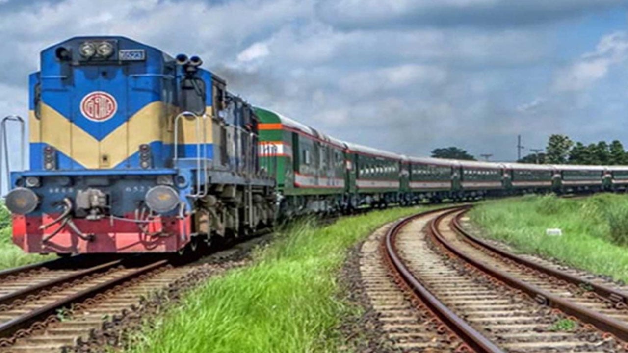 শিক্ষার্থীকে মারধর: ১০ ঘণ্টা পর ট্রেন চলাচল স্বাভাবিক