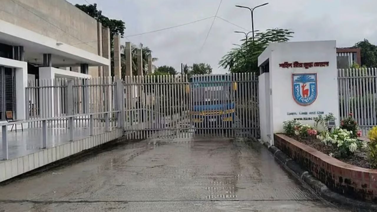 ছাত্রী হলের ওয়াশরুমে গোপনে ভিডিও ধারণ, বিচার দাবিতে ক্লাস-পরীক্ষা বর্জন
