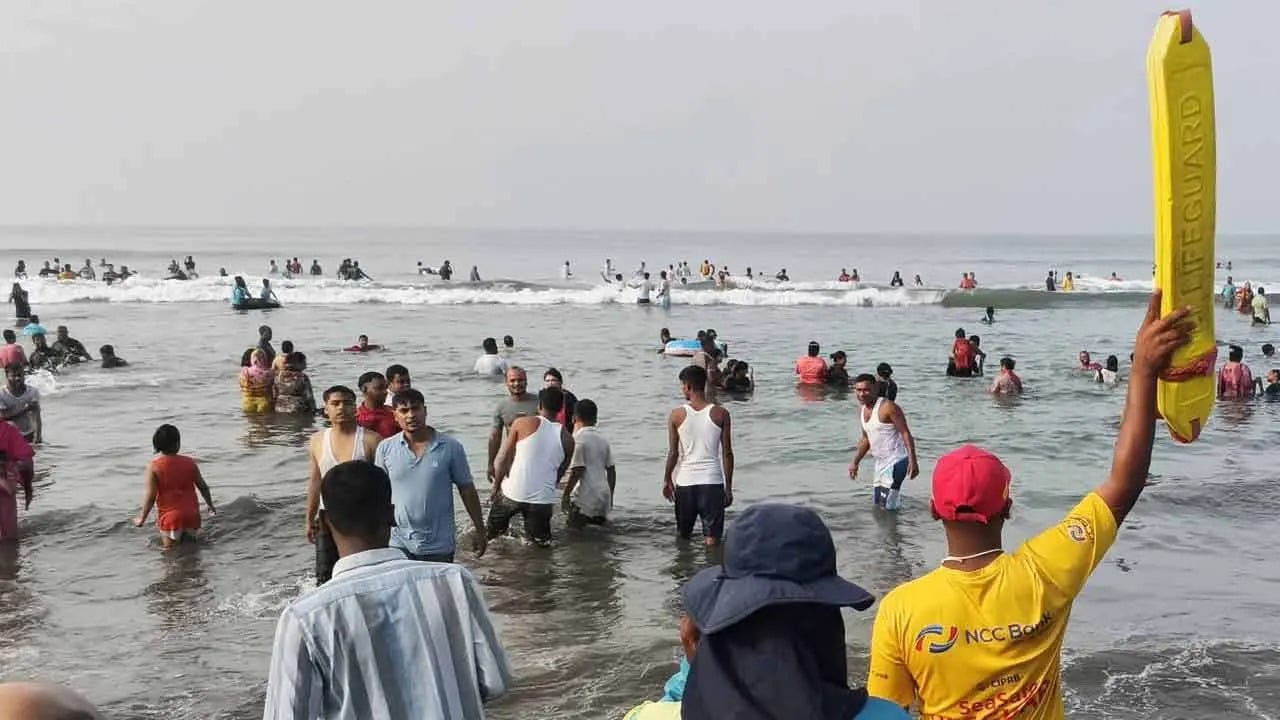 কক্সবাজারে সাগরে নেমে ৩ পর্যটকের মৃত্যু, নিখোঁজ ২