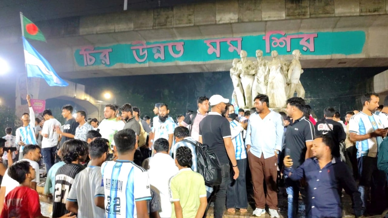 আর্জেন্টিনার জয়ে মেসি ভক্তদের বাঁধ ভাঙা উল্লাস
