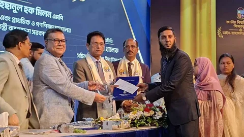 জাতীয় বিশ্ববিদ্যালয়ে ভাইস-চ্যান্সেলর অ্যাওয়ার্ড পেলেন কৃতি ৫৭ শিক্ষার্থী