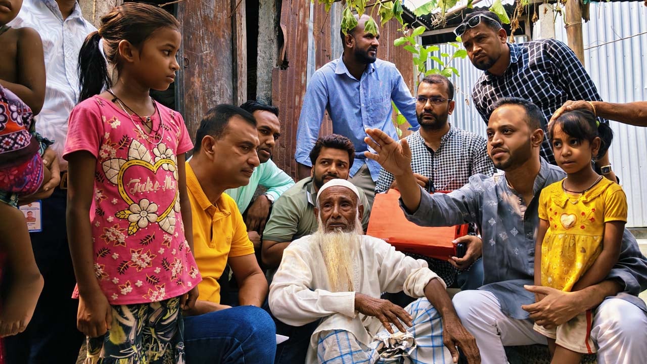 এতিম কন্যাদের সান্ত্বনা দেন ‘আমরা বিএনপি পরিবার’-এর সদস্য সচিব কৃষিবিদ মোকছেদুল মোমিন মিথুন