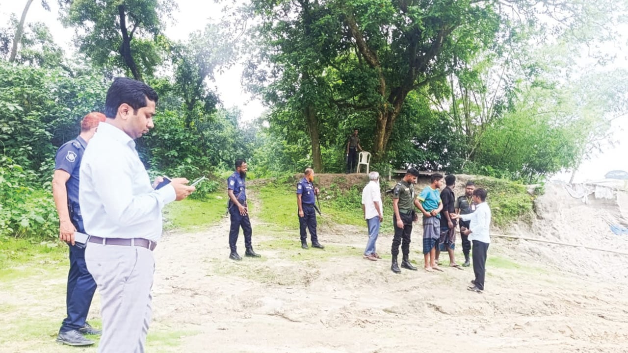 মনোহরদীতে অবৈধভাবে মাটি কাটায় ২ জনের কারাদণ্ড