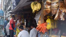 সিদ্ধান্ত মানছেন না ব্যবসায়ীরা, বাড়তি দামেই বিক্রি হচ্ছে বেকারি পণ্য