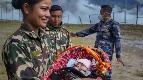 নেপালে বন্যার সাতদিন পর জীবিত উদ্ধার ৪৫ দিনের শিশু