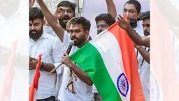 এবার জাতীয় পতাকা নিয়ে বিক্ষোভের ডাক অভিজিৎ দীপকের