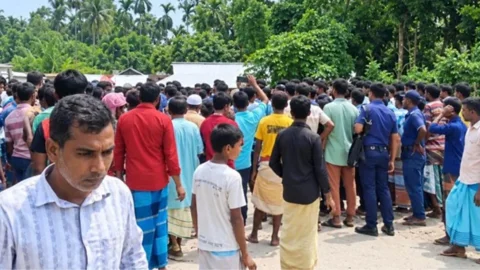 সারের দাবিতে বিক্ষোভের পর গ্রেপ্তার আতঙ্কে কৃষকরা