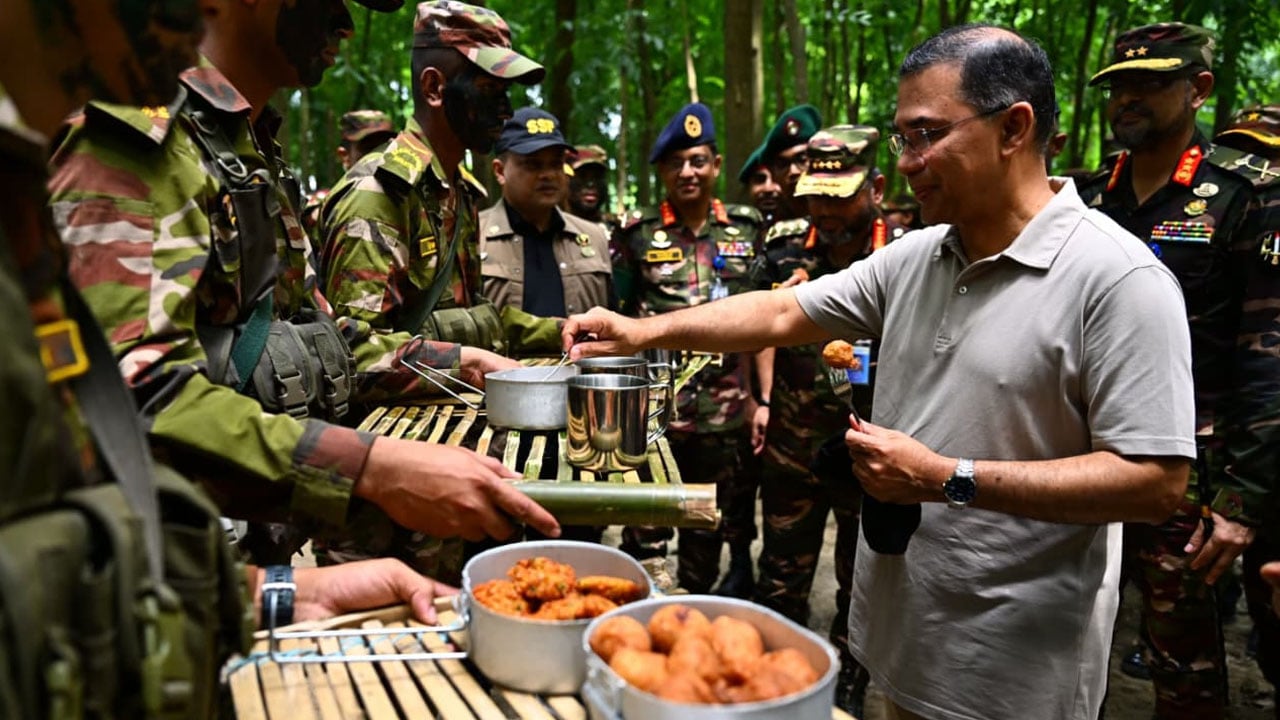হঠাৎ সেনাবাহিনীর মহড়া পরিদর্শনে প্রধানমন্ত্রী 6