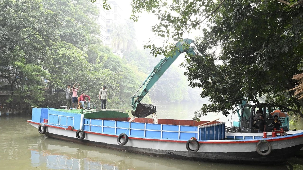 ধানমন্ডি লেকের নাব্যতা ও নান্দনিক পরিবেশ ফিরিয়ে আনতে আজ পুনঃখনন (ড্রেজিং) ও সামগ্রিক উন্নয়নকাজ শুরু করেছে ডিএসসিসি