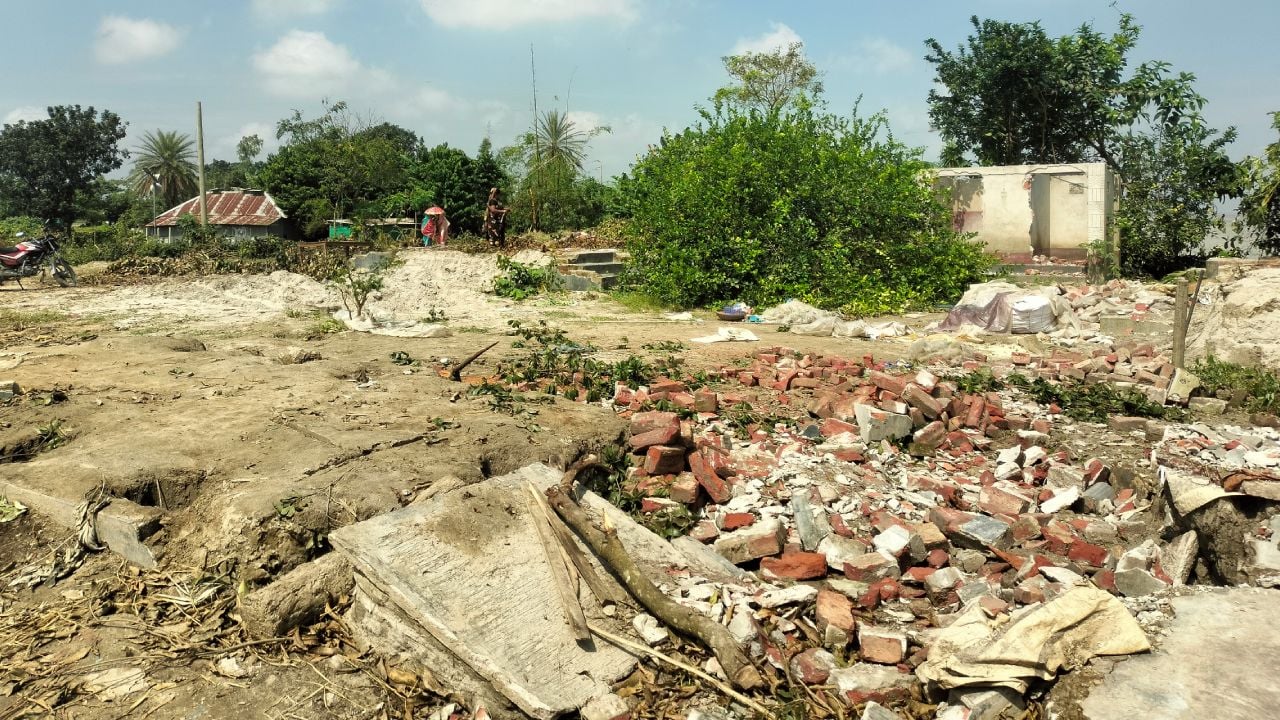 পদ্মার আগ্রাসী রূপে বাড়িঘর ভেঙে অন্য জায়গায় নিয়ে গেছে অনেকে। ছবি: সিজেডএন টোয়েন্টিফোর