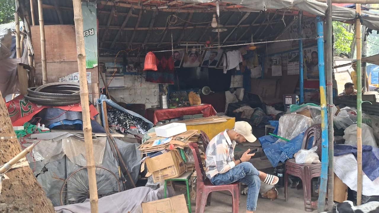 বিএনপি কার্যালয়ের সামনে ফুটপাত দখল করে চলছে ভাঙারির দোকান । ছবি: সিজেডএন টোয়েন্টিফোর