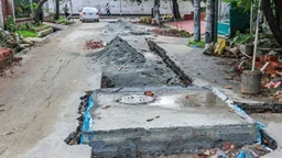 উন্নয়নকাজে রাস্তা কেটে ফেলে রাখা হয়েছে ৭ মাস, ঝুঁকিতে যানবাহন-পথচারী