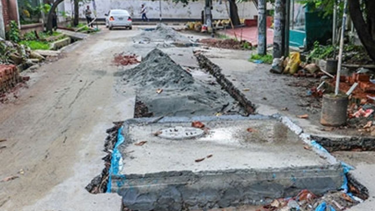 উন্নয়নকাজে রাস্তা খুঁড়ে রাখা হয়েছে ৭ মাস, ঝুঁকিতে যানবাহন-পথচারী