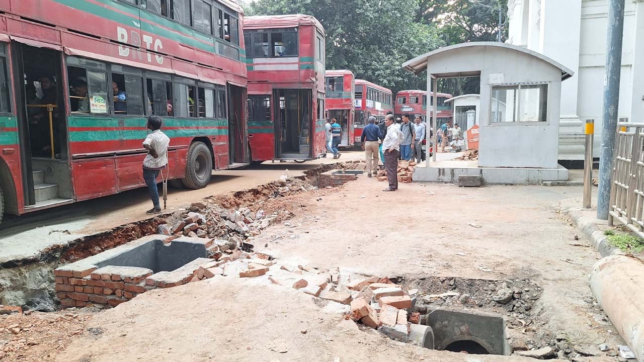 হাইকোর্ট মাজার গেটের সামনে রাস্তা খোঁড়াখুঁড়ি। ছবি: সিজেডএন টোয়েন্টিফোর