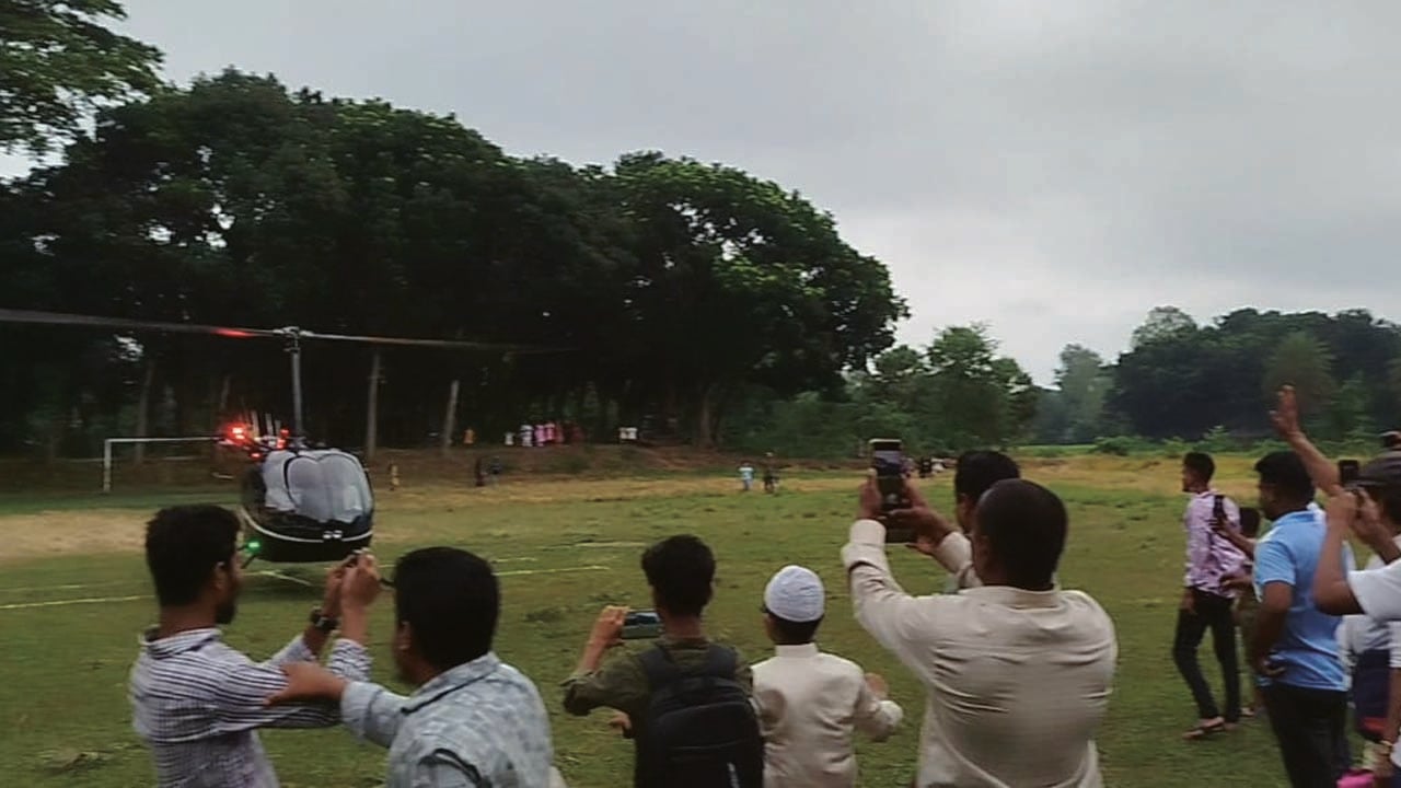 স্ত্রী-সন্তানকে নিয়ে হেলিকপ্টারে চড়ে গ্রামে এলেন প্রবাসী