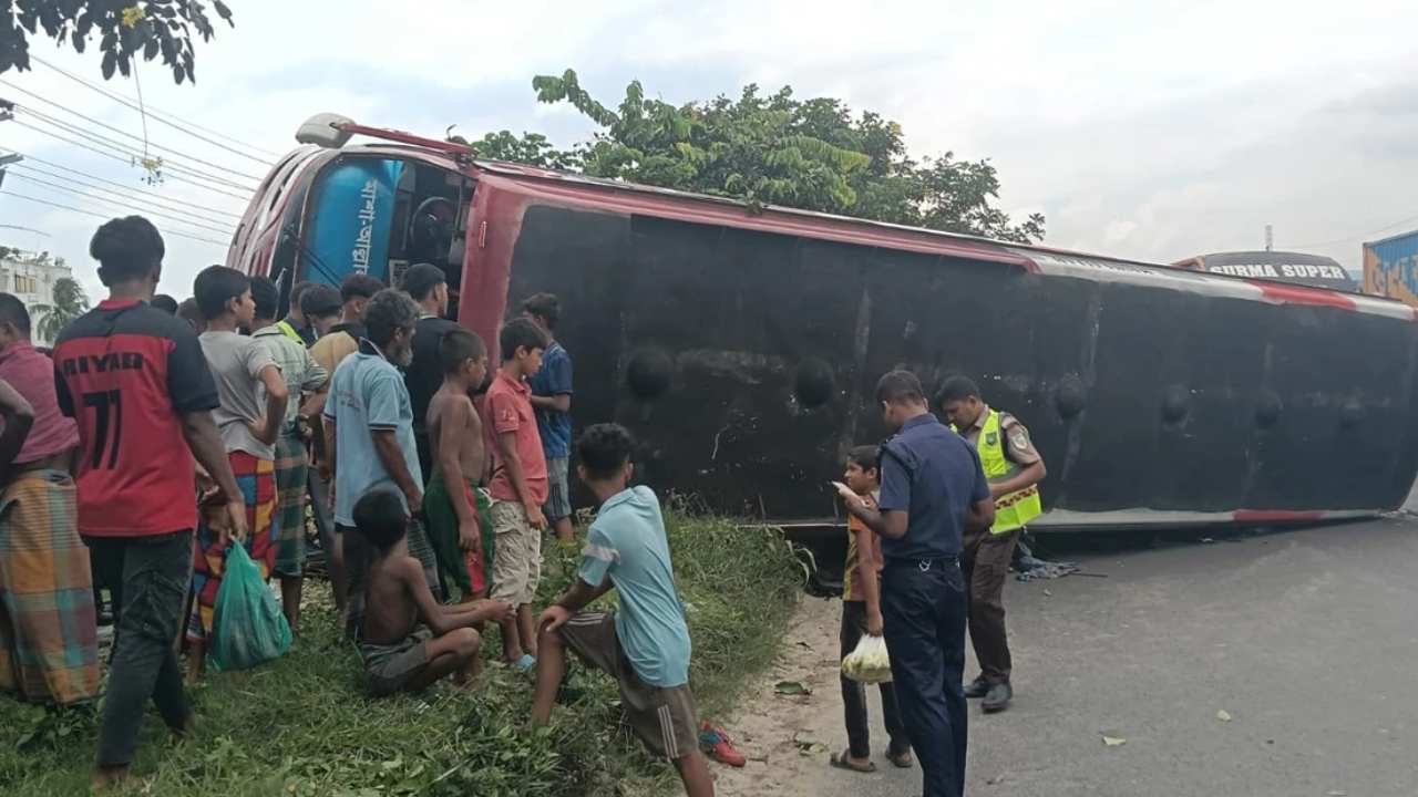কুমিল্লায় মহাসড়কে উল্টে গেলো যাত্রীবাহী বাস, আহত ২০