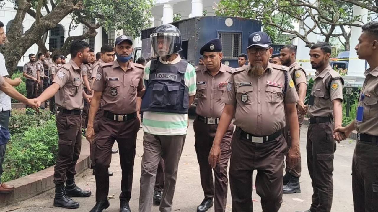 আদালত প্রাঙ্গণে লতিফ সিদ্দিকী