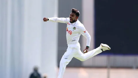 আতালের সেঞ্চুরি, জুটি ভাঙলেন মিরাজ